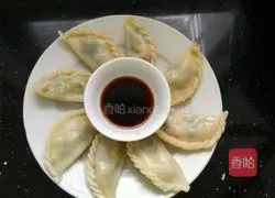 Illustration of how to make three fresh dumplings 12