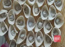 Illustration of how to make mushroom and chicken wontons 9