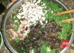 Illustration of how to make shepherd's purse and meat wontons 8