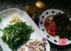 Illustration of how to make bacon and pickled cabbage noodles 1