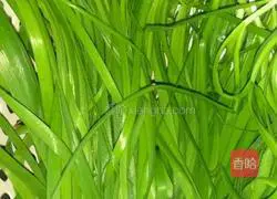 Illustration of how to make shrimp, leek and egg dumpling stuffing 1