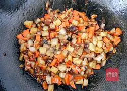 Illustration of how to make braised rice with mushrooms, potatoes and carrots 3