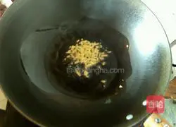 Illustration of how to make rice cooker bacon and sausage claypot rice 4
