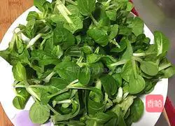 Illustration of how to make wonton noodles with vegetables and sausage 1