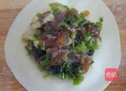 Illustration of how to make pork and celery dumpling stuffing 7