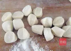 Illustration of how to make pork and celery dumpling stuffing 6