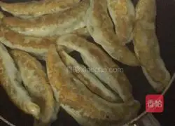 Illustration of how to make fried dumplings with pot stickers 6