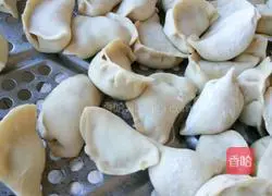 Illustration of how to make pickled cabbage and pork dumplings 6