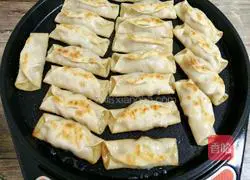 Illustration of how to make pot sticker dumplings 14