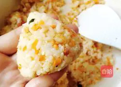 Illustration of how to make seaweed and meat floss rice balls 4