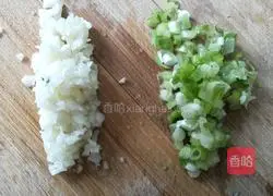 Illustration of how to make dumpling skin version with oily noodles 8