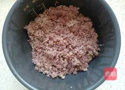 Illustration of how to make multigrain rice sushi rolls 4