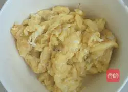 Illustration of how to make shrimp, leek and egg dumpling stuffing 4