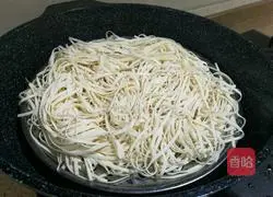 Illustration of how to make steamed beans and noodles 1