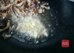 Illustration of how to make bacon and pickled cabbage noodles 3