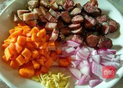 Illustration of how to make rice cooker bacon and sausage claypot rice 3