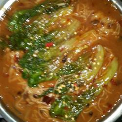 Boiled noodles with lettuce