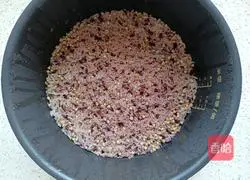 Illustration of how to make multigrain rice sushi rolls 3