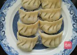 Illustration of how to make three fresh dumplings 10