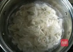 Illustration of how to make fried noodles with dumpling skin 6