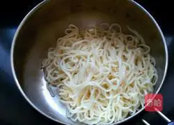 Illustration of how to make spicy noodles 3