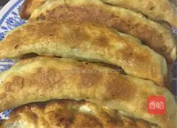 Illustration of how to make fried dumplings with pot stickers 8