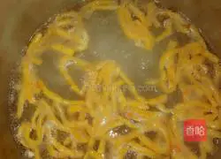 Illustration of how to make carrot noodles 4