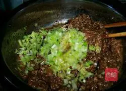 Illustration of how to make pork and eggplant stuffed buns 2