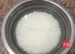 Illustration of how to make sausage claypot rice 1