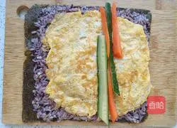 Illustration of how to make multigrain rice sushi rolls 9