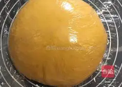 Illustration of how to make pumpkin flower rolls 3