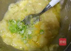 Illustration of how to make Korean potato pancakes 5