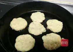 Illustration of how to make Korean potato pancakes 11