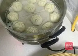 Illustration of how to make celery and pork buns 10