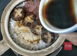 Illustration of how to make sausage clay pot rice 11
