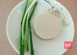 Illustration of how to make dumpling skin scallion pancakes 1