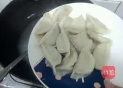 Illustration of making dumplings stuffed with Chinese cabbage stuffing 13