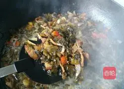 Illustration of how to make bacon and pickled cabbage noodles 8