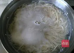 Illustration of how to make poached egg noodles 2