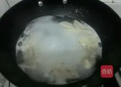 Illustration of making dumplings stuffed with Chinese cabbage stuffing 12