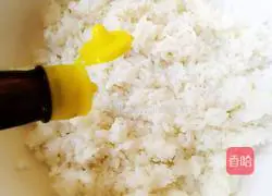 Illustration of how to make seaweed and meat floss rice balls 1