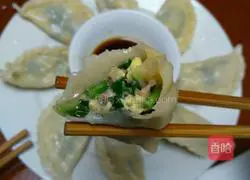 Illustration of how to make three fresh dumplings 13