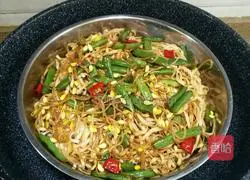 Illustration of how to make steamed beans and noodles 7