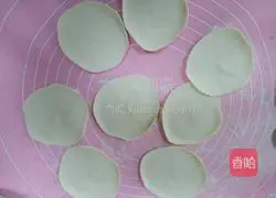 Illustration of how to make carrot and corn meat dumplings 19