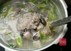 Illustration of how to make fresh oyster porridge 11