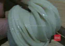 Illustration of how to make milk-flavored flower rolls 12