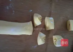 Illustration of how to make vegetable juice flower rolls 5