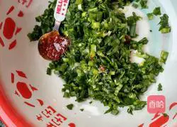 Illustration of how to make green onion rolls 4