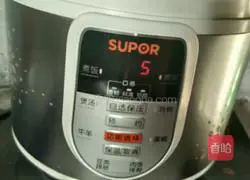 Illustration of how to make rice cooker bacon and sausage claypot rice 8