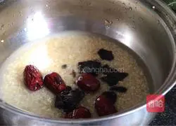 Illustration of how to make red date and quinoa porridge 6